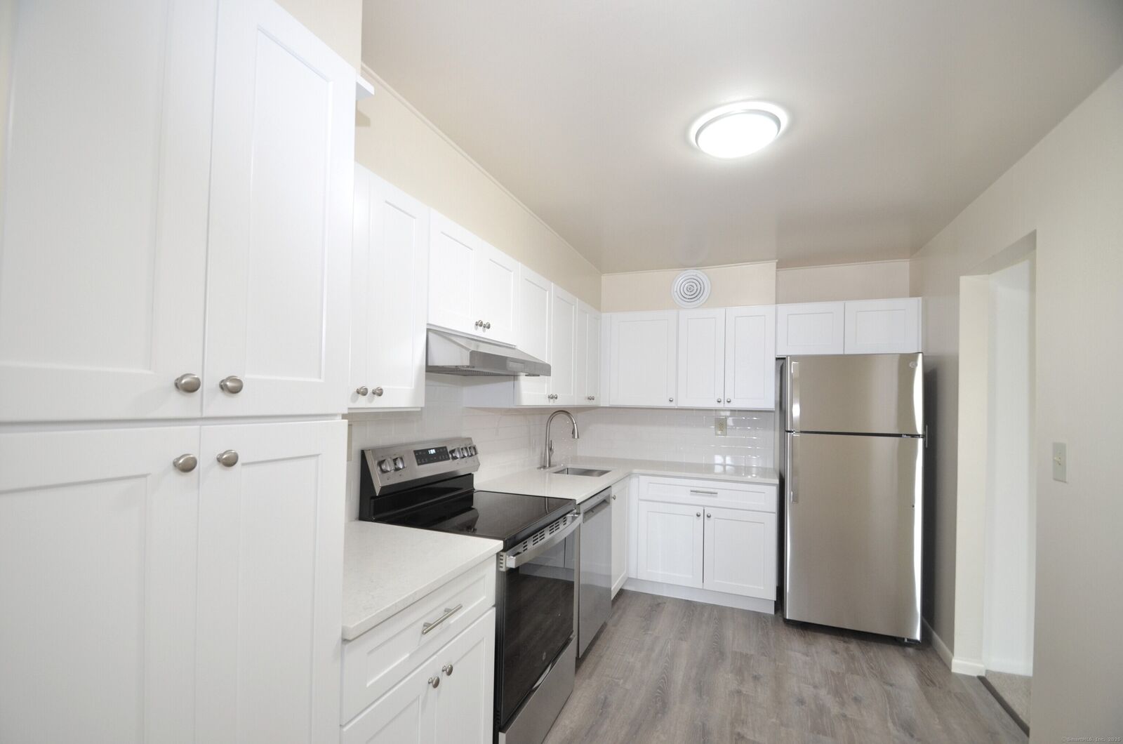 Property Photo: 3900 Park Avenue 5B CT 06604