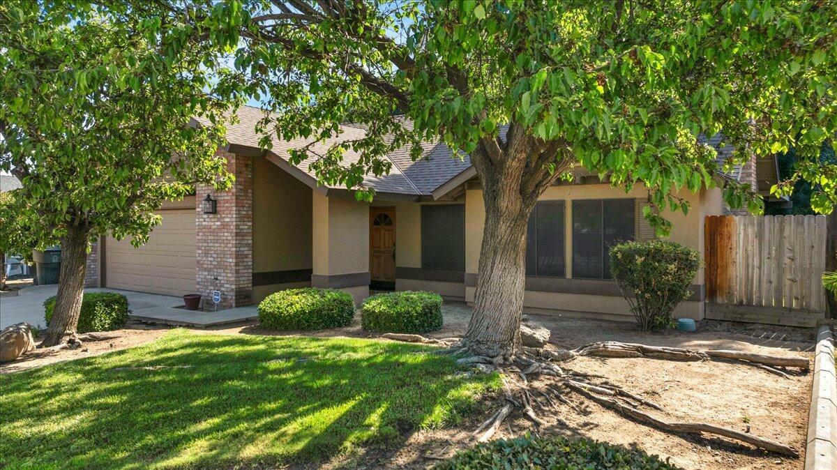 Property Photo:  1018 N Chinowth Street  CA 93291 
