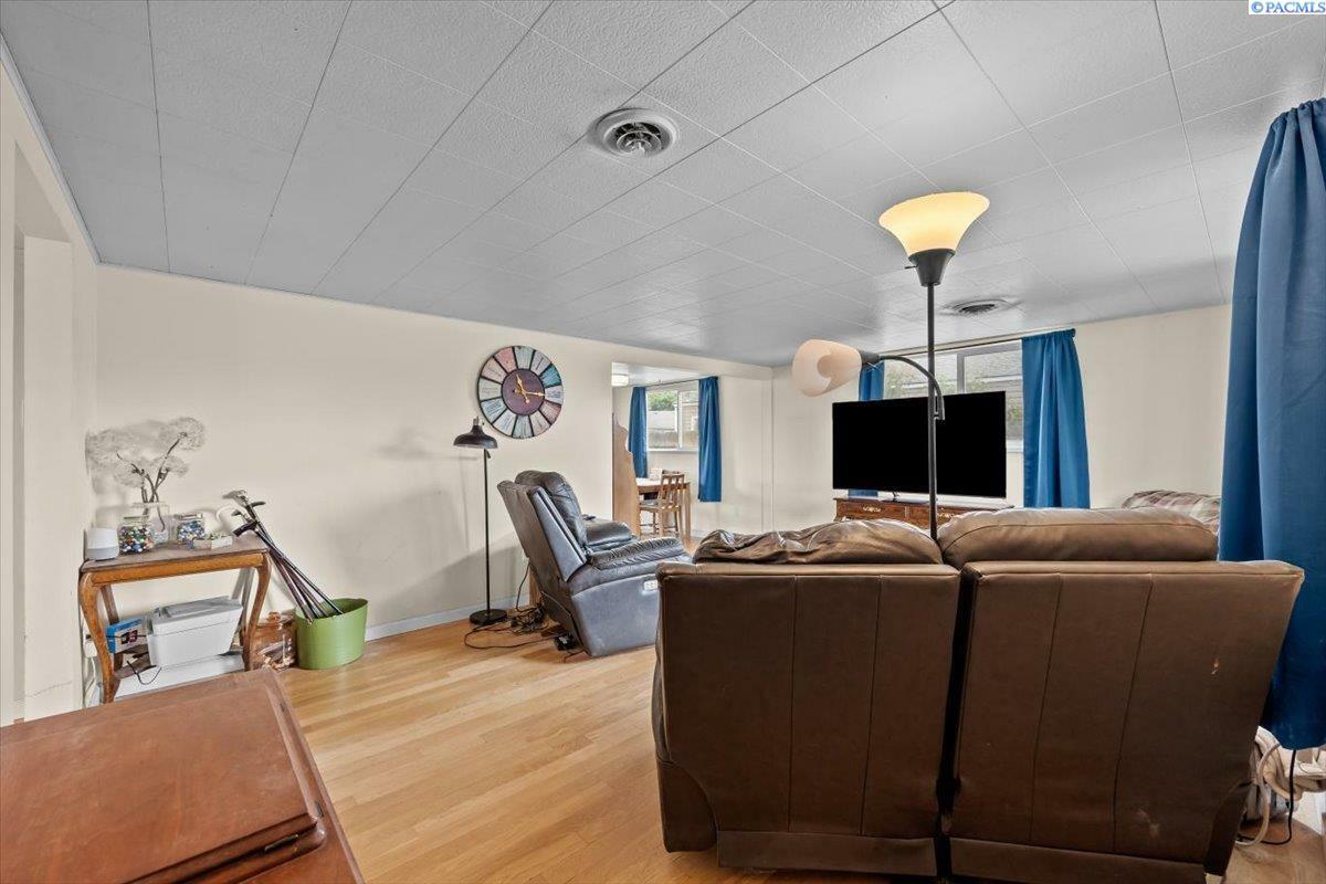Property Photo: 704 Sanford Ave WA 99352