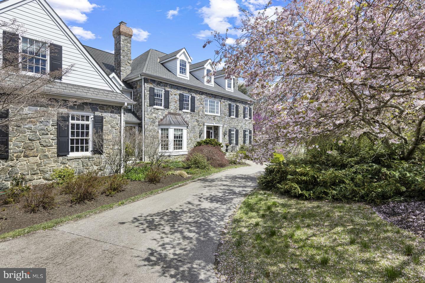 Property Photo: 7 Chaville Way DE 19807