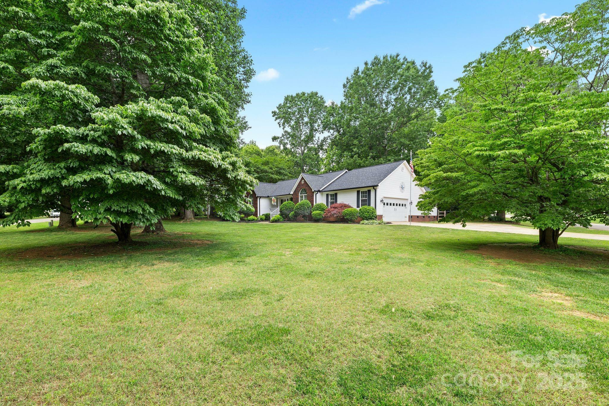 Property Photo: 1004 Gracebrook Drive NC 28147