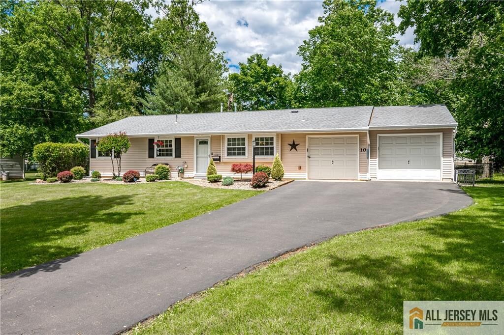 Property Photo:  10 Ritter Road  NJ 08824 