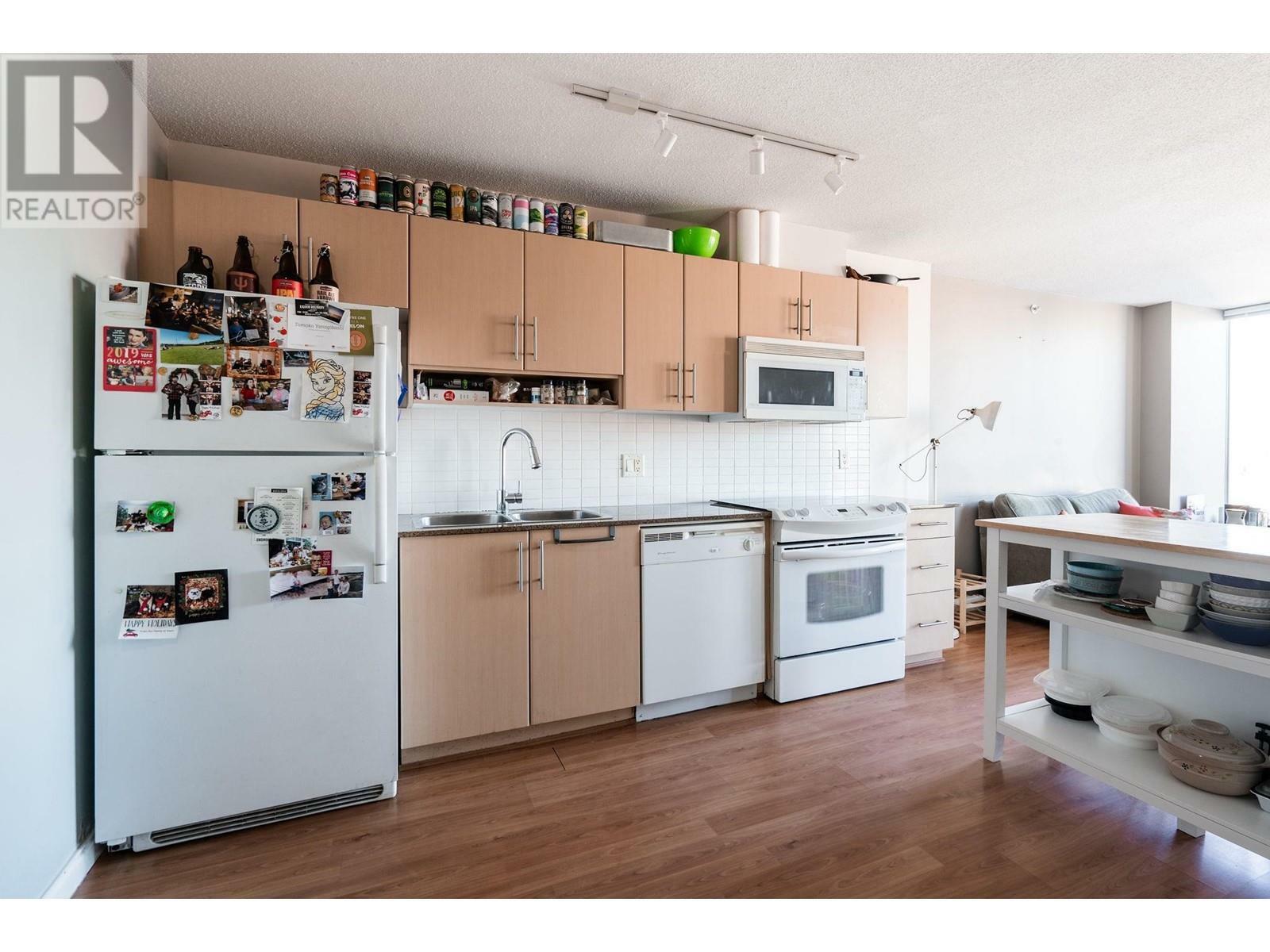Property Photo: 550 Taylor Street 1005 BC V6B 1R1