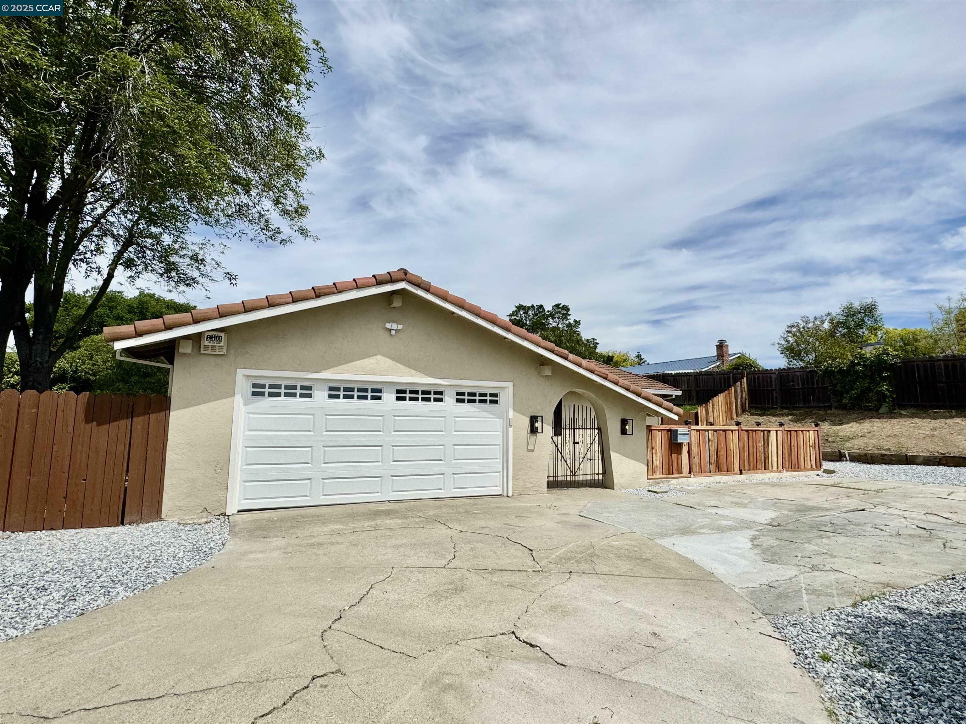Property Photo: 124 Fuschia Ct CA 94553
