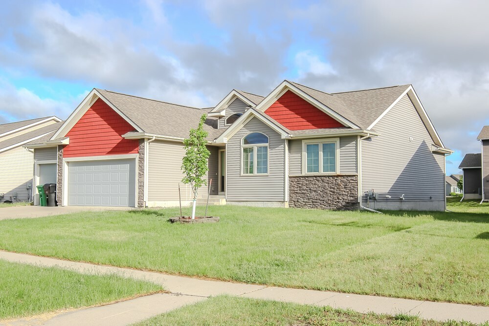 Property Photo: 614 SW 40th Street IA 50023