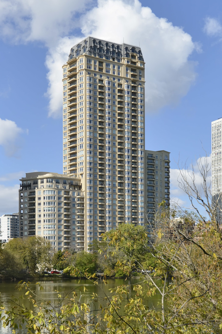 Property Photo: 2550 N Lakeview Avenue S2005 IL 60614