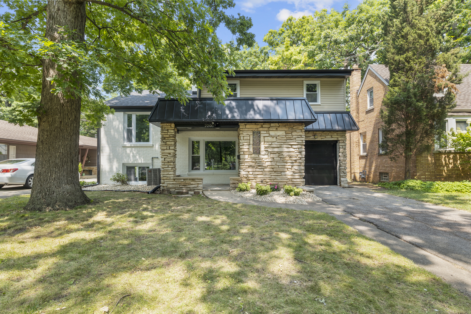 Property Photo: 2200 W Crescent Avenue IL 60068