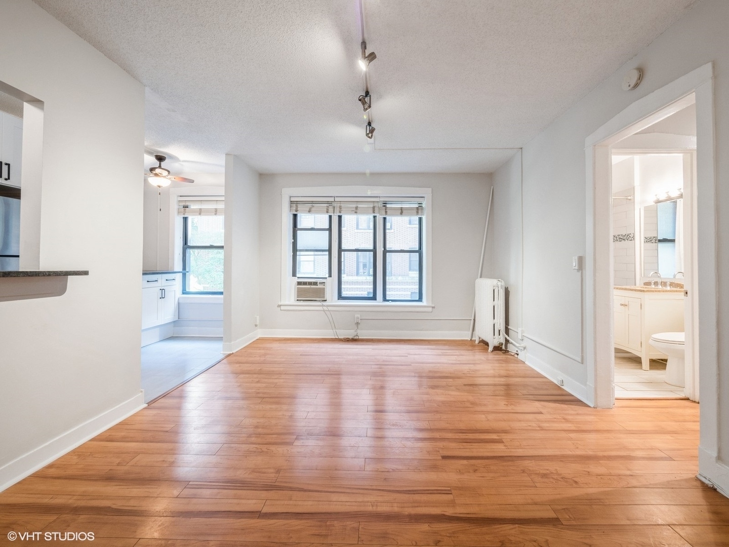Property Photo: 725 W Sheridan Road 207 IL 60614