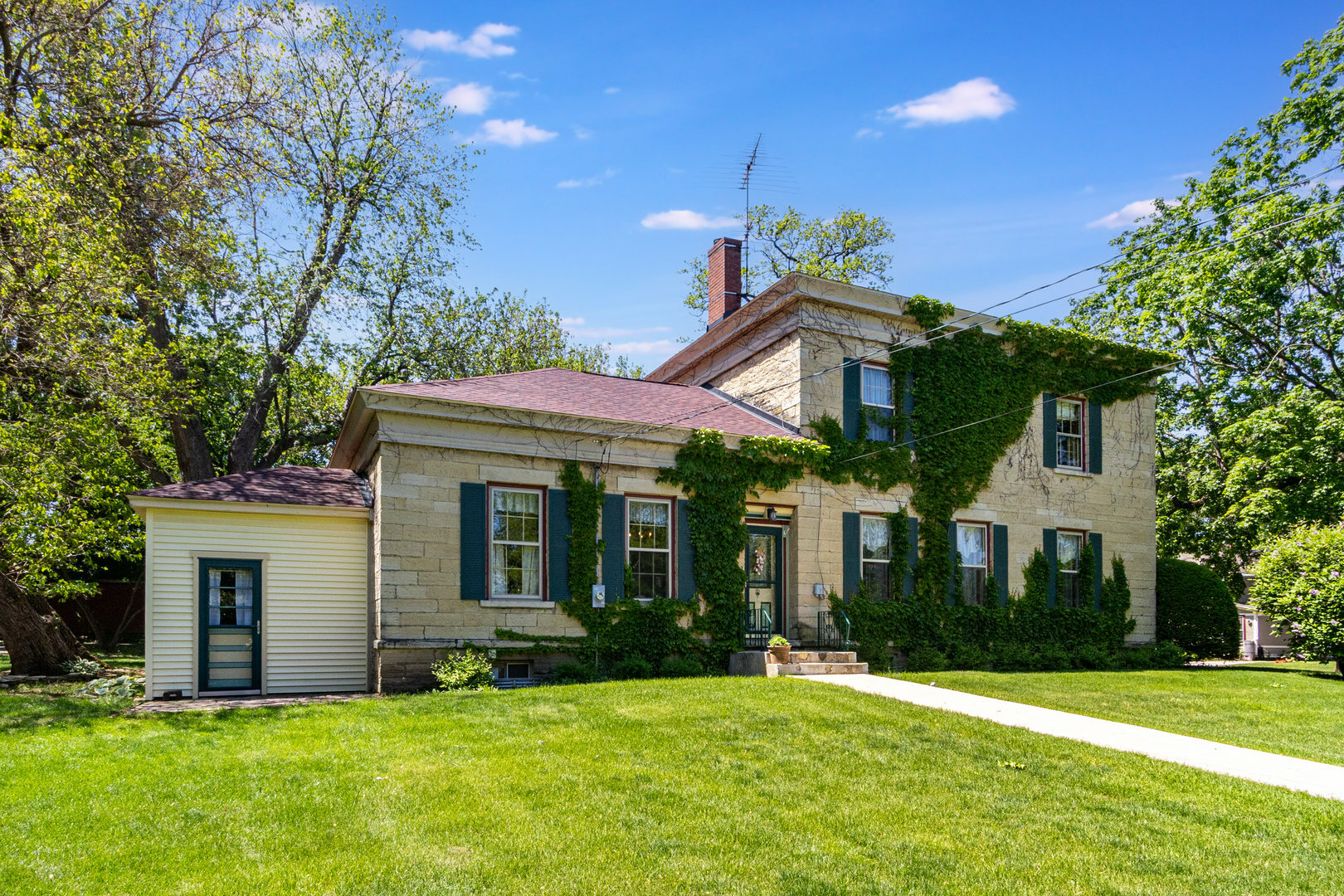 Property Photo:  1006 S Jefferson Street  IL 60441 