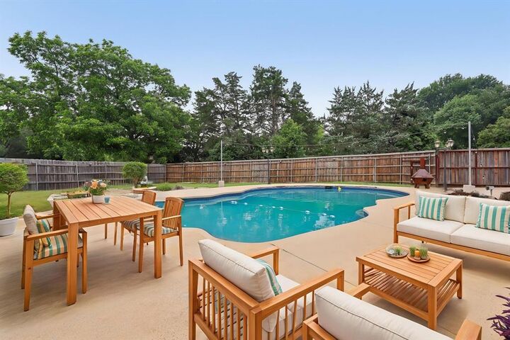 Property Photo:  906 Greenbriar Lane  TX 75137 
