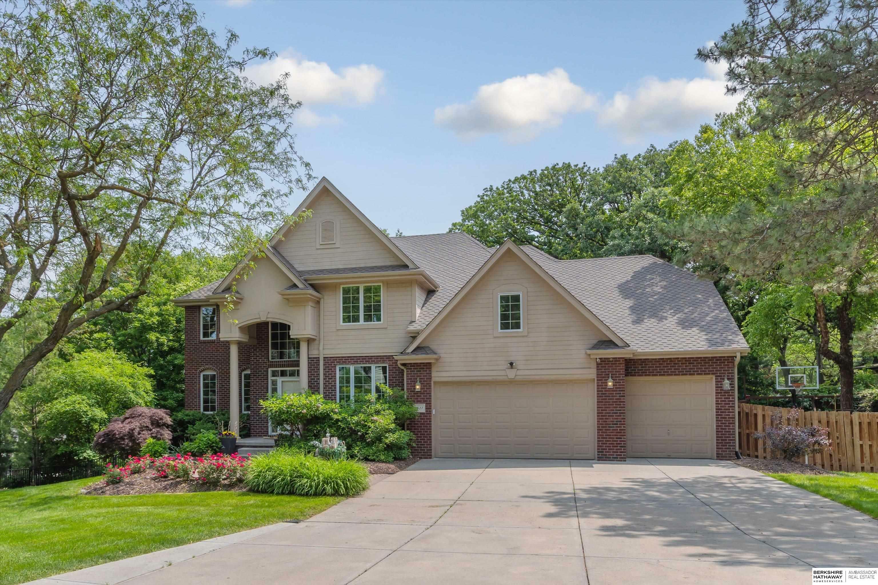 Property Photo: 2427 S 97th Avenue NE 68124