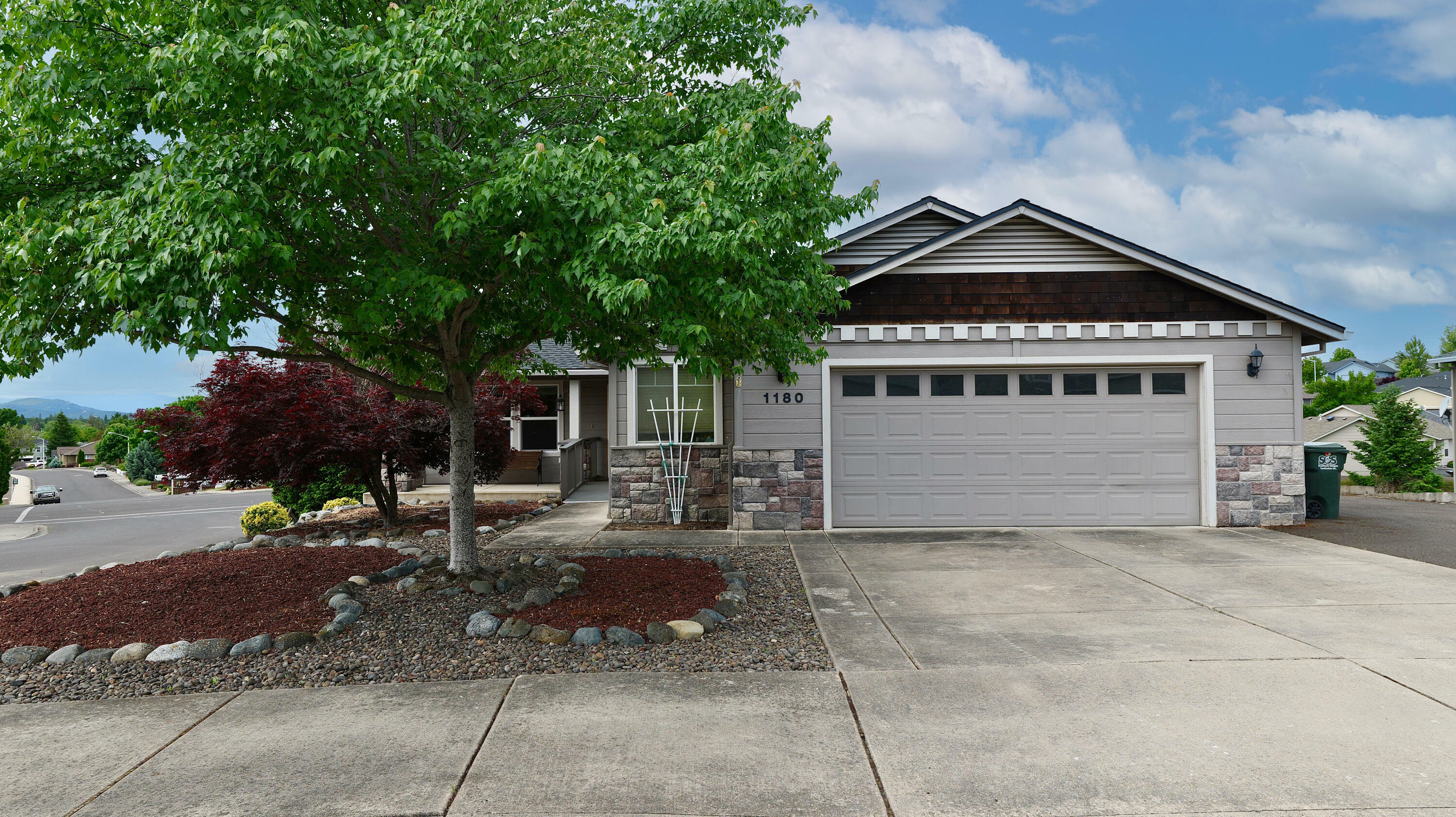 1180 Highlands Drive  Eagle Point OR 97524 photo