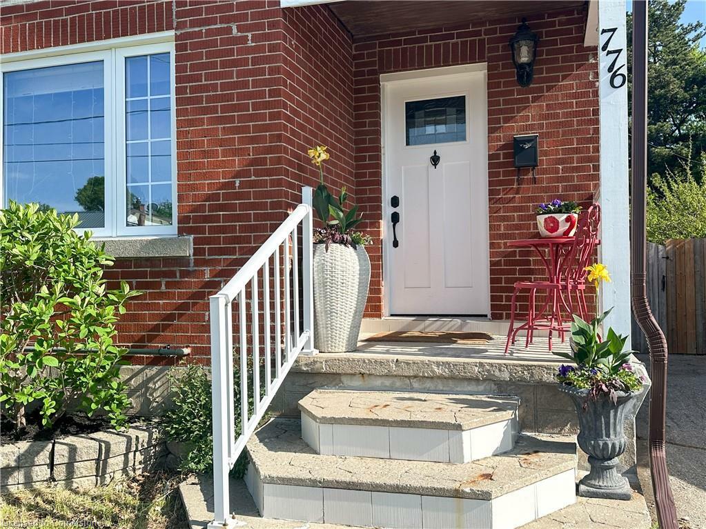 Property Photo: 776 Elizabeth Street ON N2H 6H5