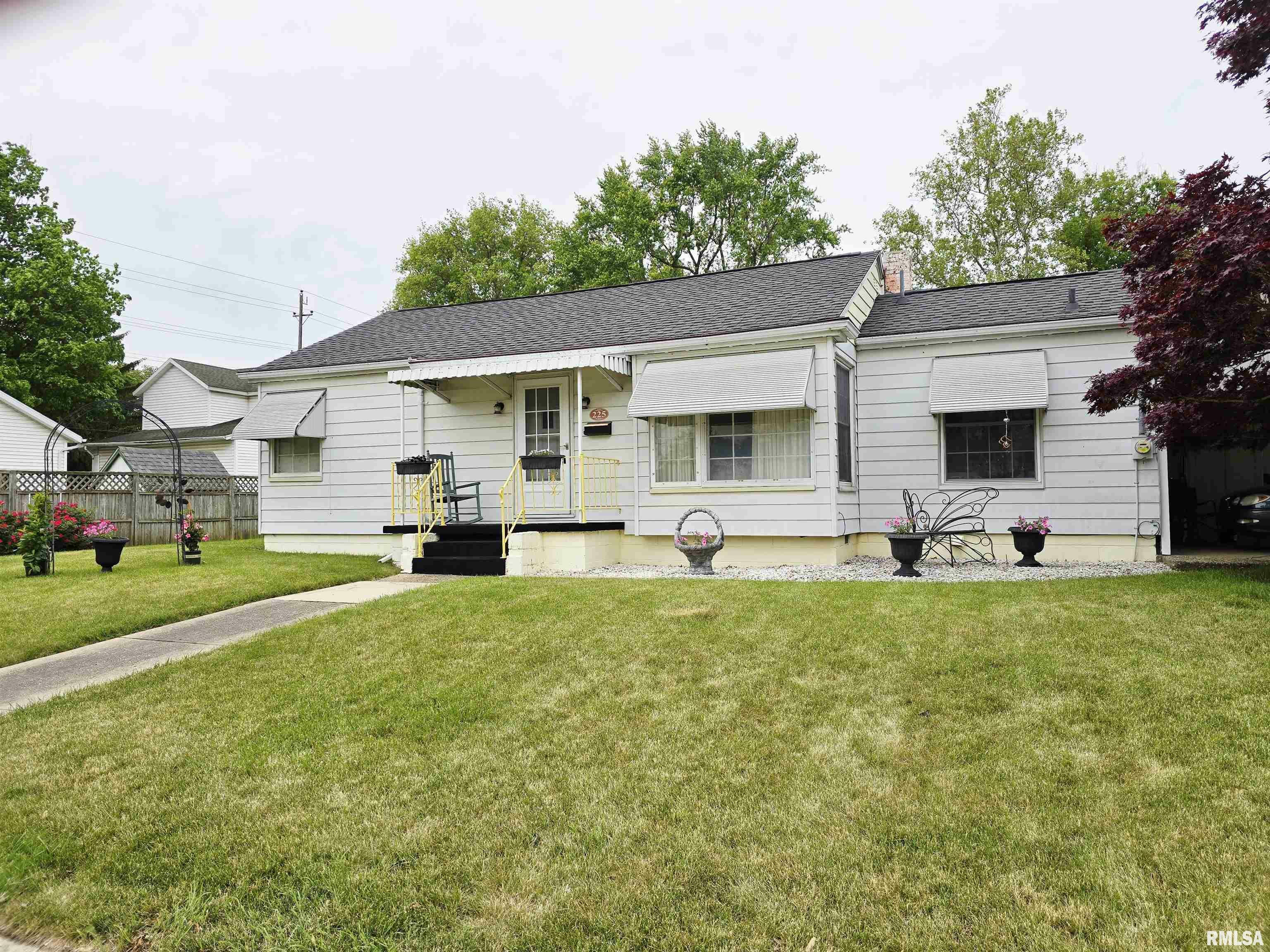 225 E Hickory Street  Canton IL 61520 photo