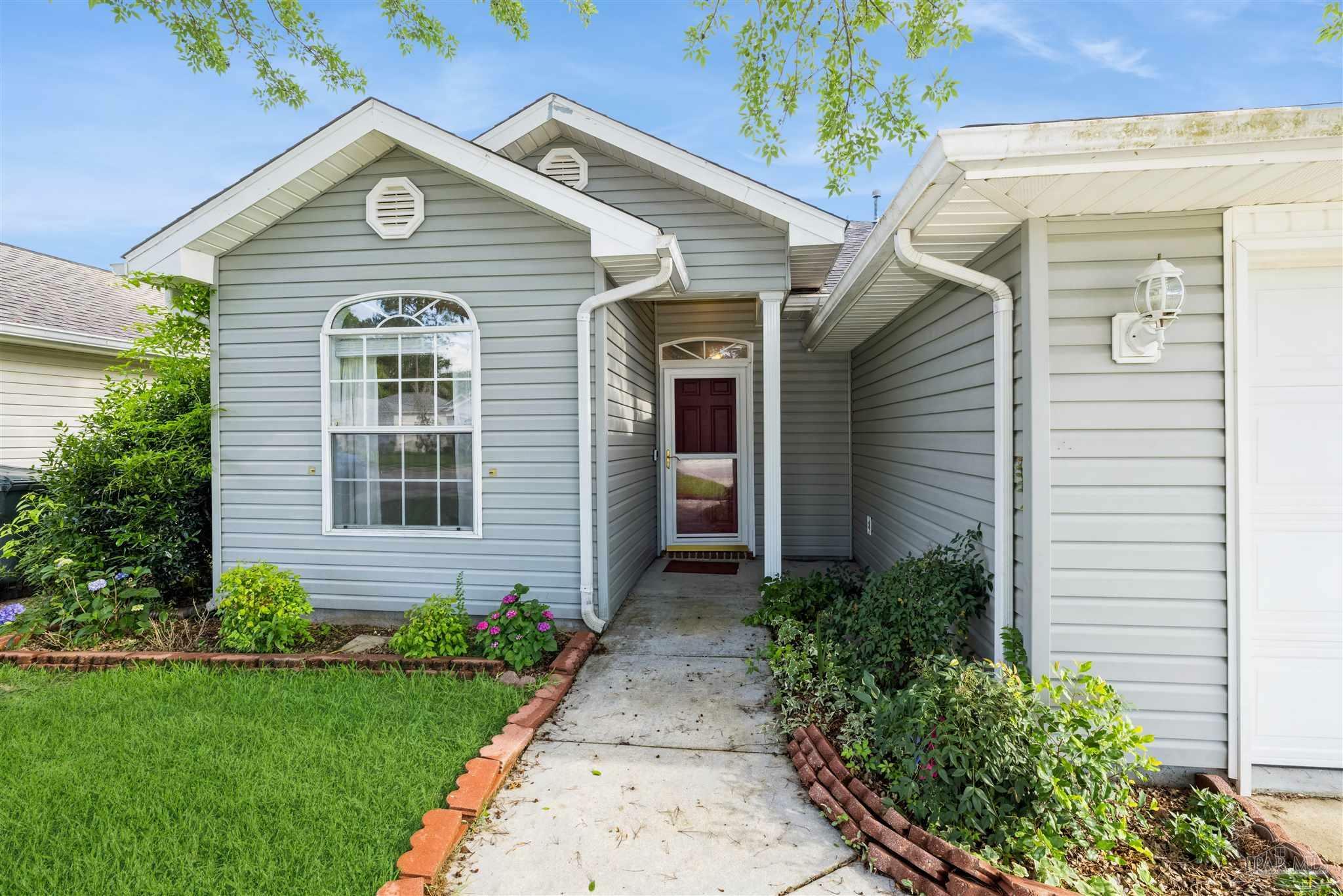 Property Photo: 1413 Newcastle Way FL 32534