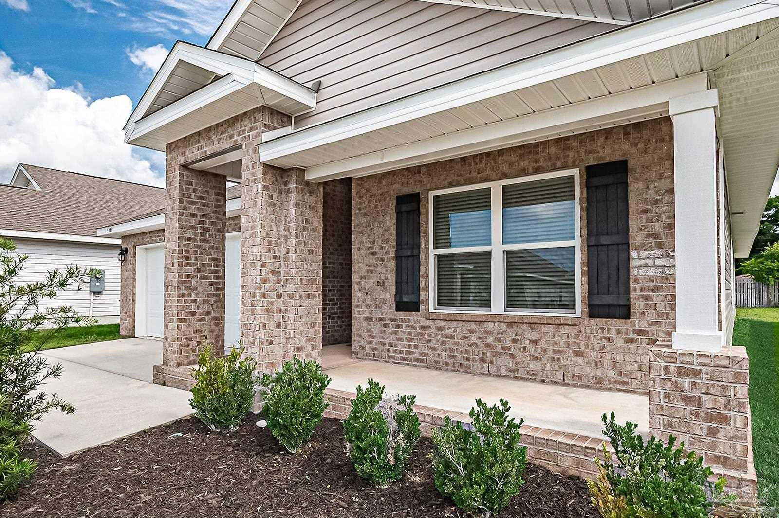 Property Photo: 5805 Guinevere Ln FL 32583