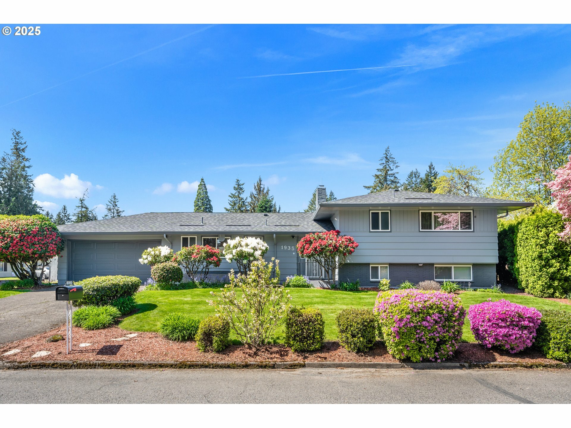 Property Photo: 1935 SE 142nd Ave OR 97233