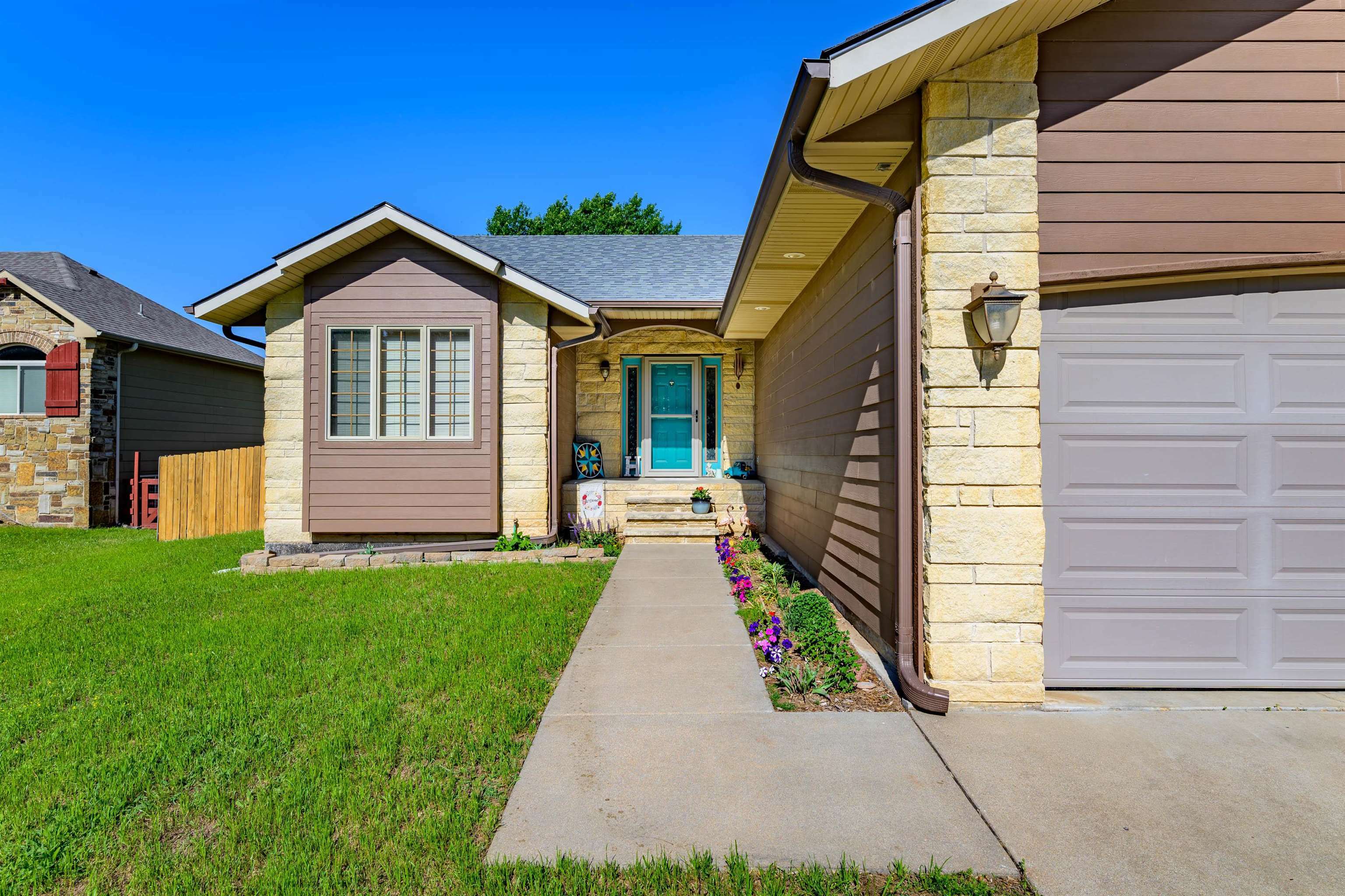 Property Photo: 11 Honeysuckle Ct KS 67119
