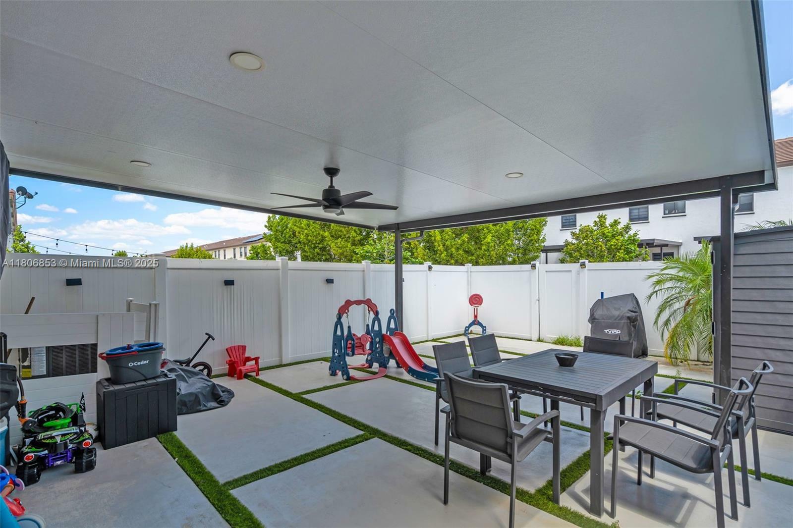 Property Photo: 3327 W 106th Ter FL 33018