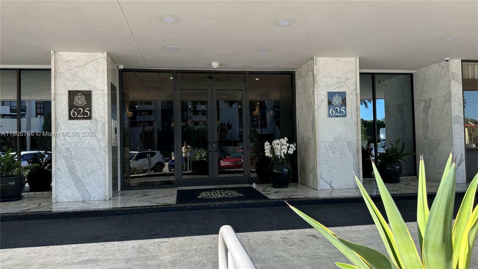 Property Photo: 625 Biltmore Way 707 FL 33134
