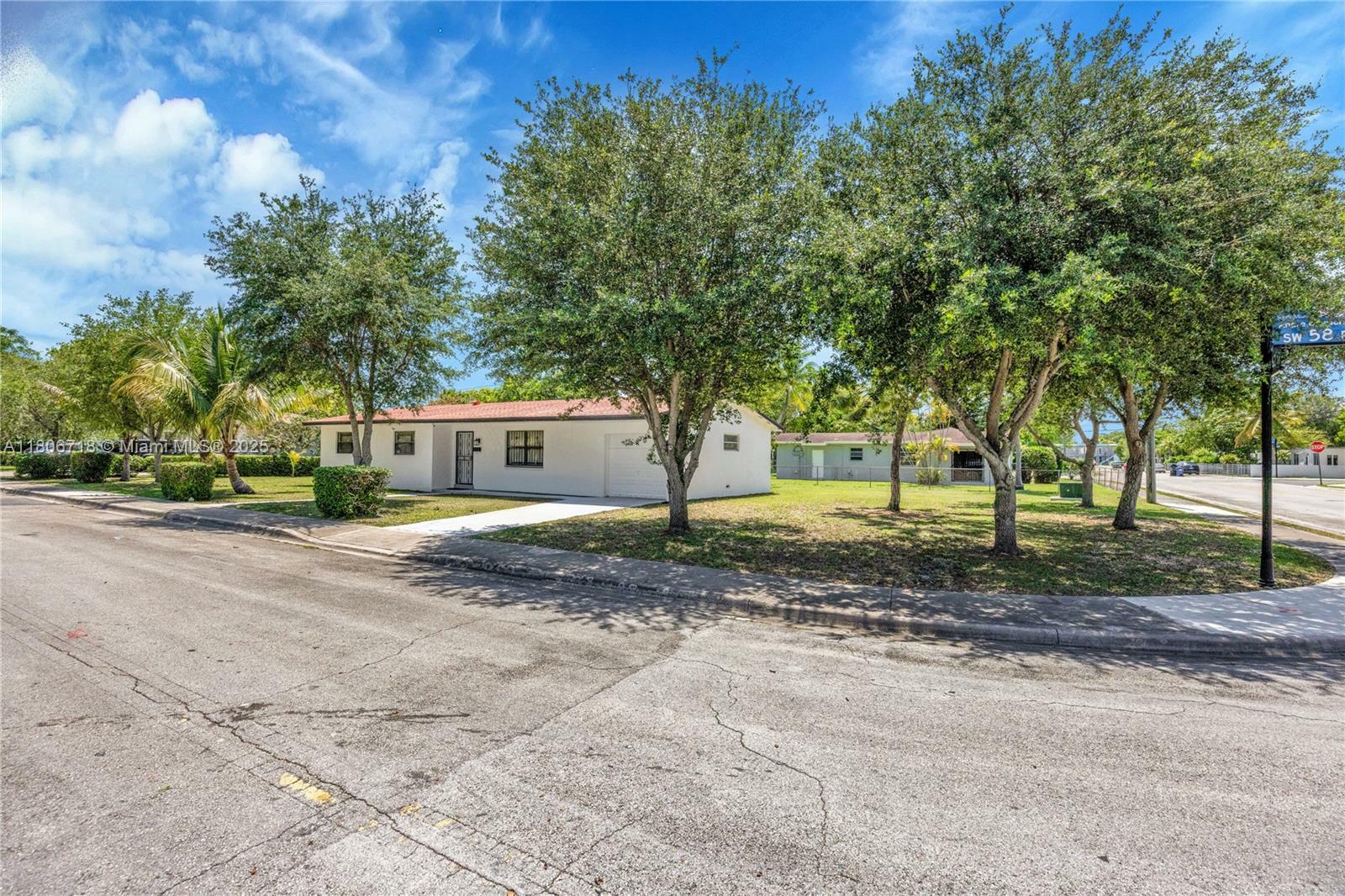 Property Photo: 6250 SW 58th Pl FL 33143