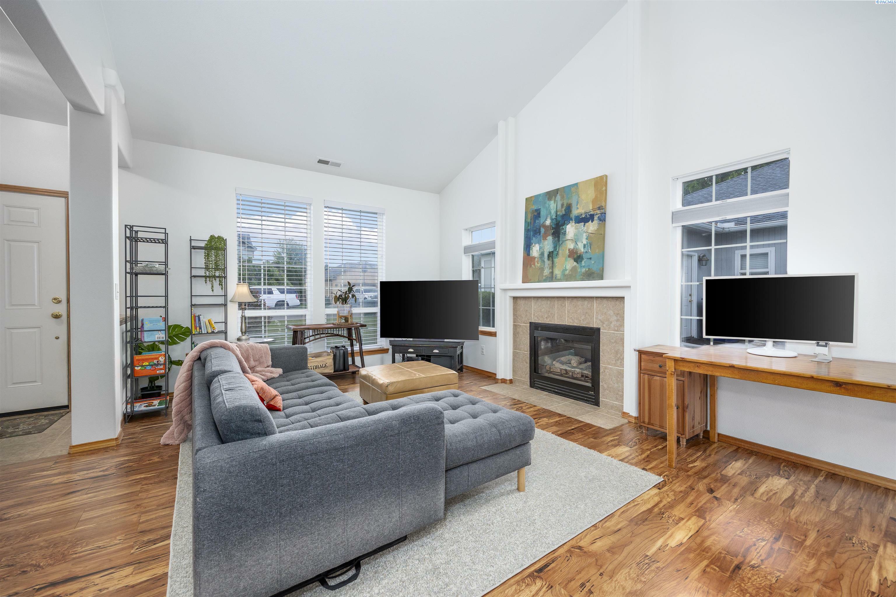 Property Photo: 1489 Desert Springs Ave WA 99352