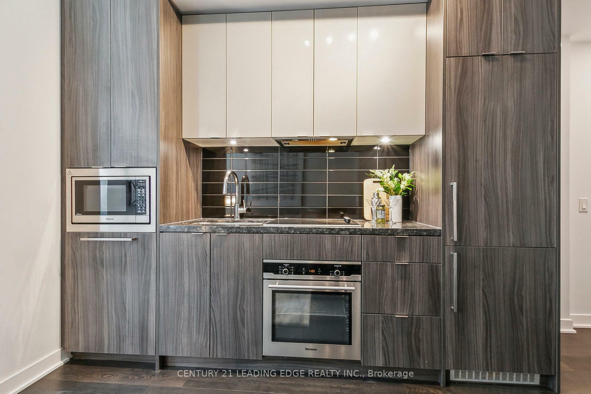 Property Photo: 115 Blue Jays Way 519 ON M5V 0N4