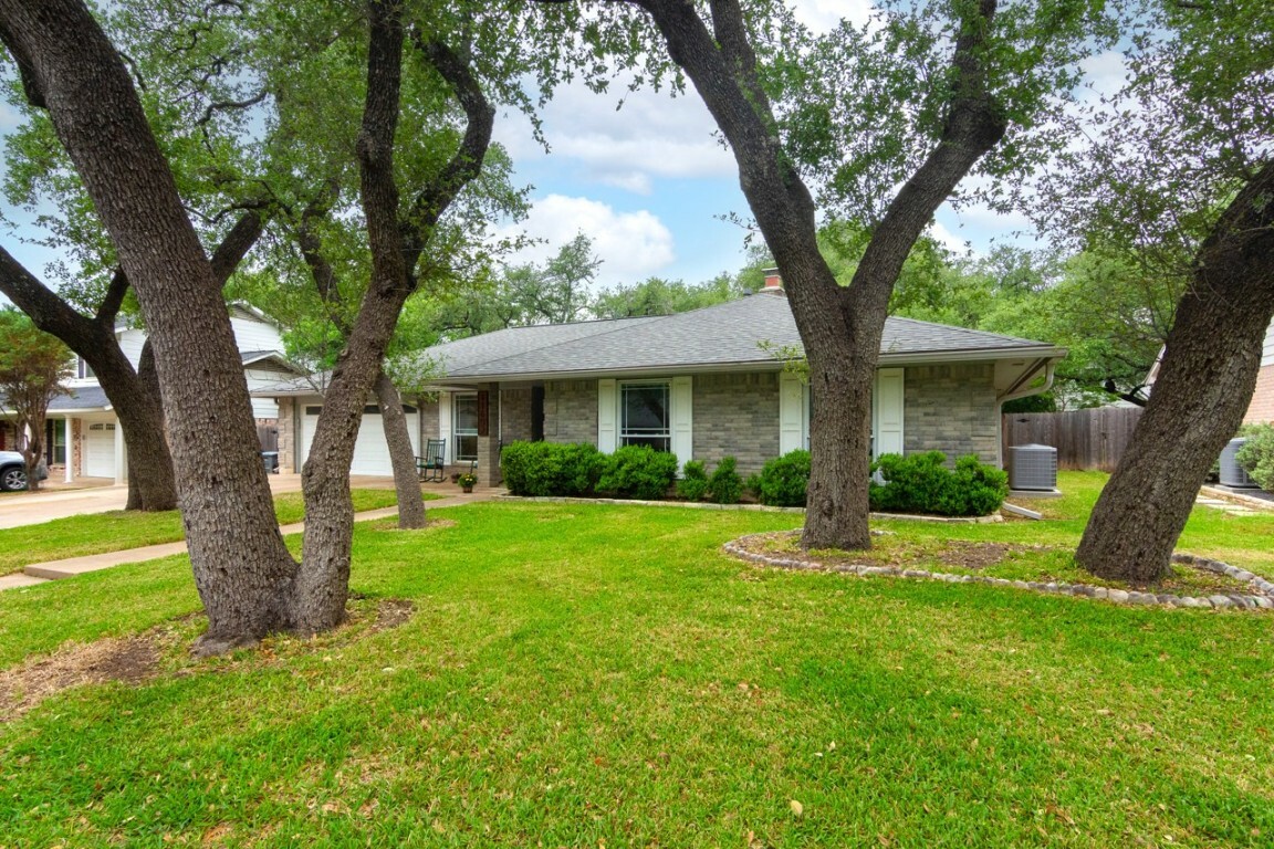 Property Photo: 11602 Three Oaks Trail TX 78759