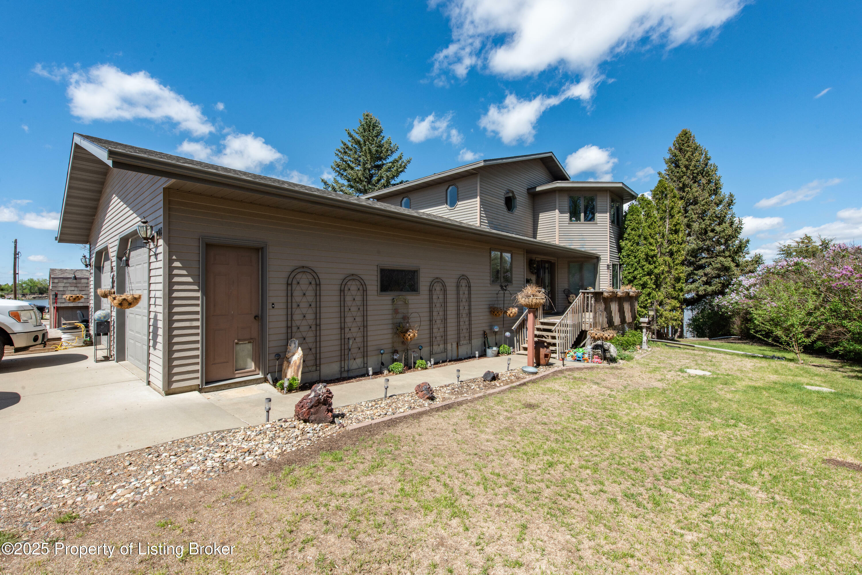 Property Photo: 32 Littlehales Court ND 58601