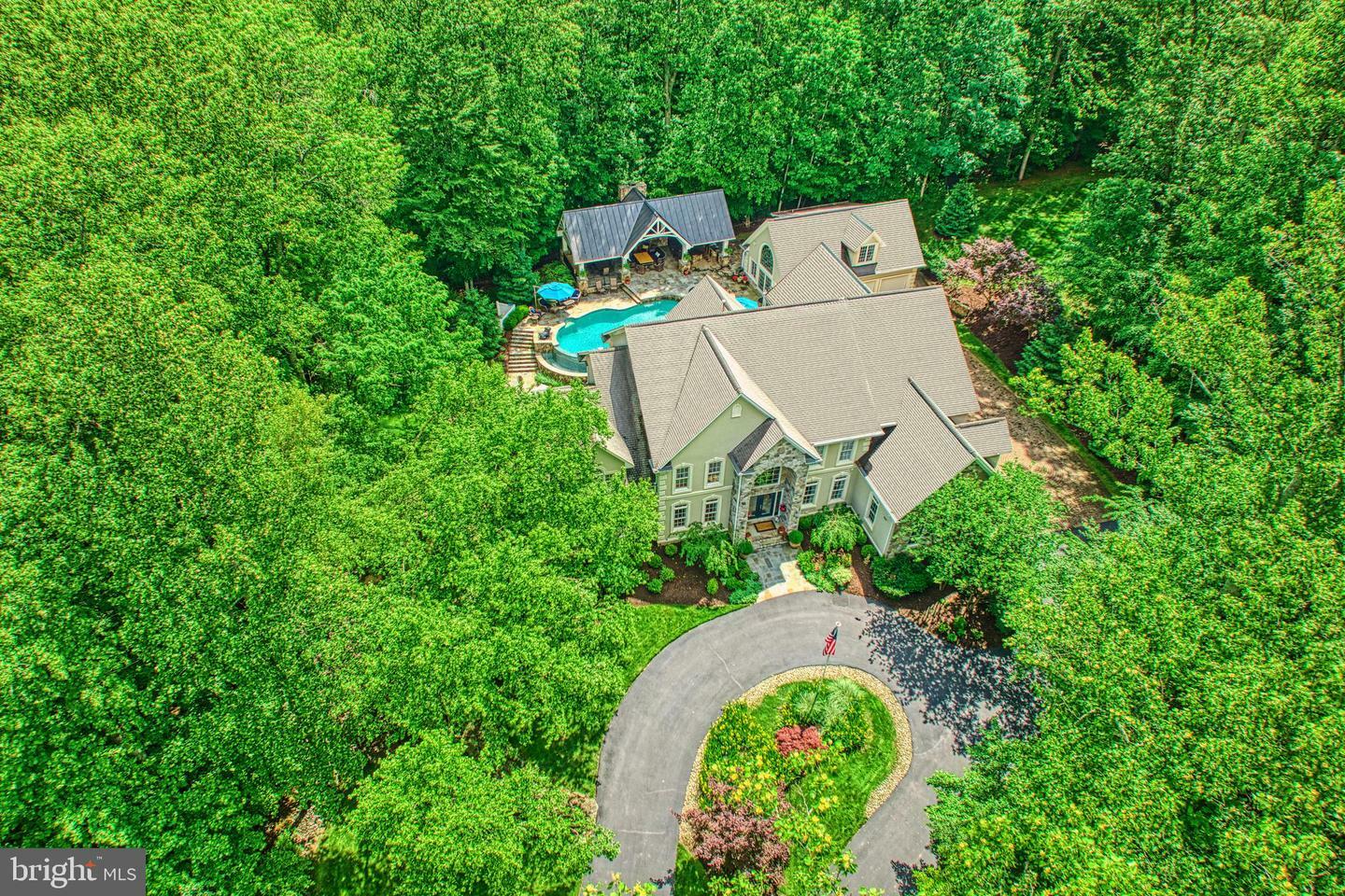 Property Photo: 5026 Huntwood Manor Drive VA 22030
