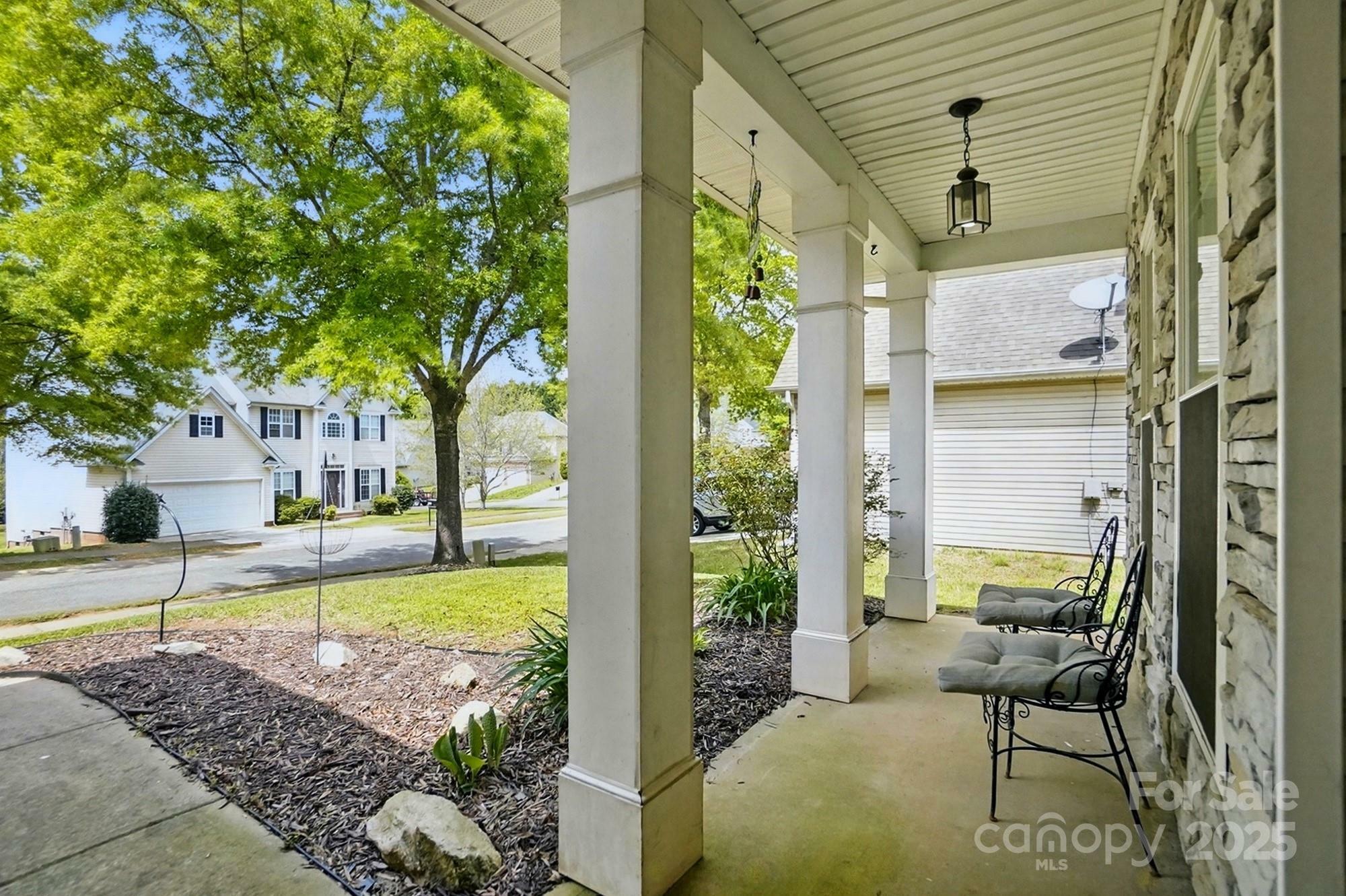 Property Photo: 2324 Oakdale Creek Lane NC 28216