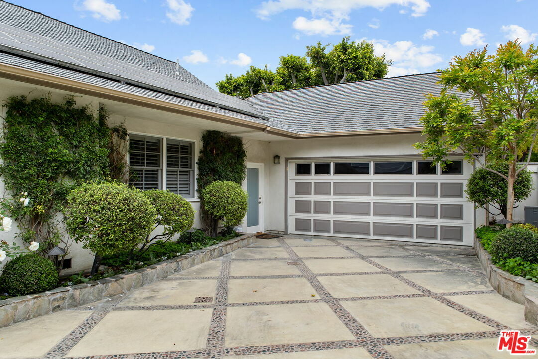 Property Photo: 2660 Carman Crest Dr CA 90068