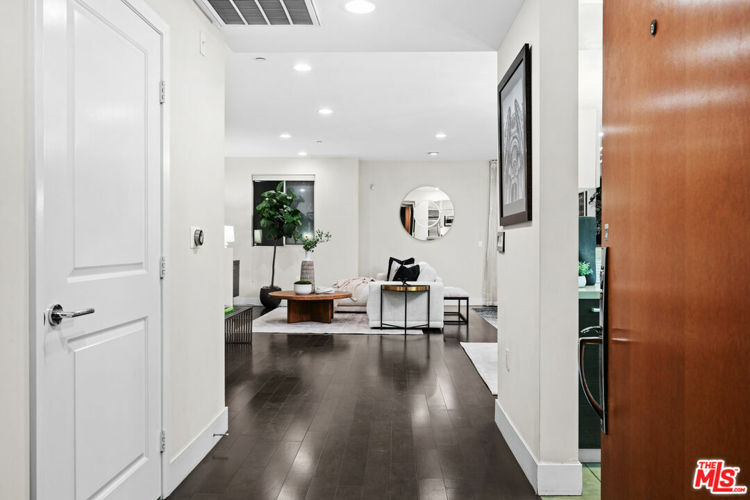 Property Photo: 1411 N Detroit St CA 90046