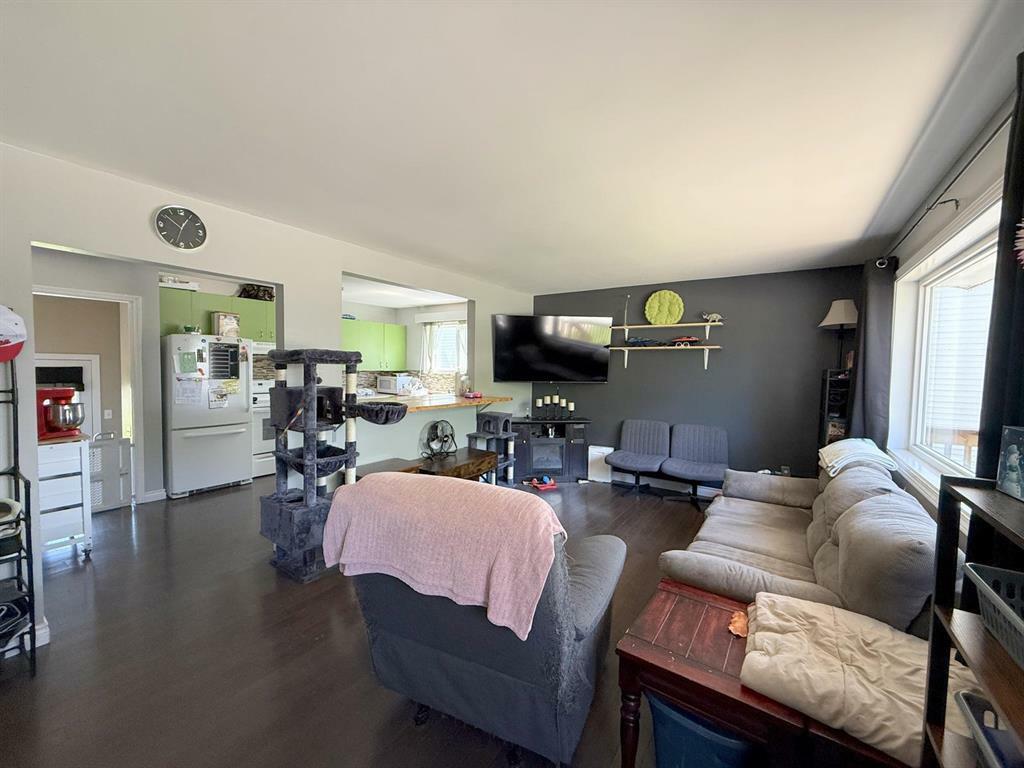 Property Photo:  8 17th Street Northwest  MB R1N 2X3 