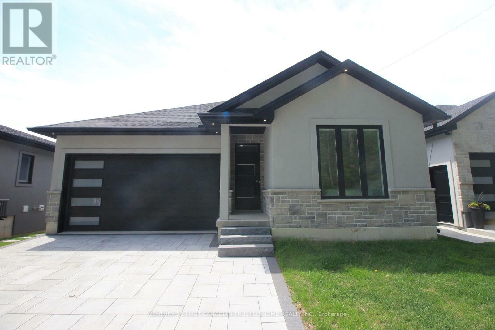 Property Photo: 5 John Pound Road 20 ON N4G 5X3
