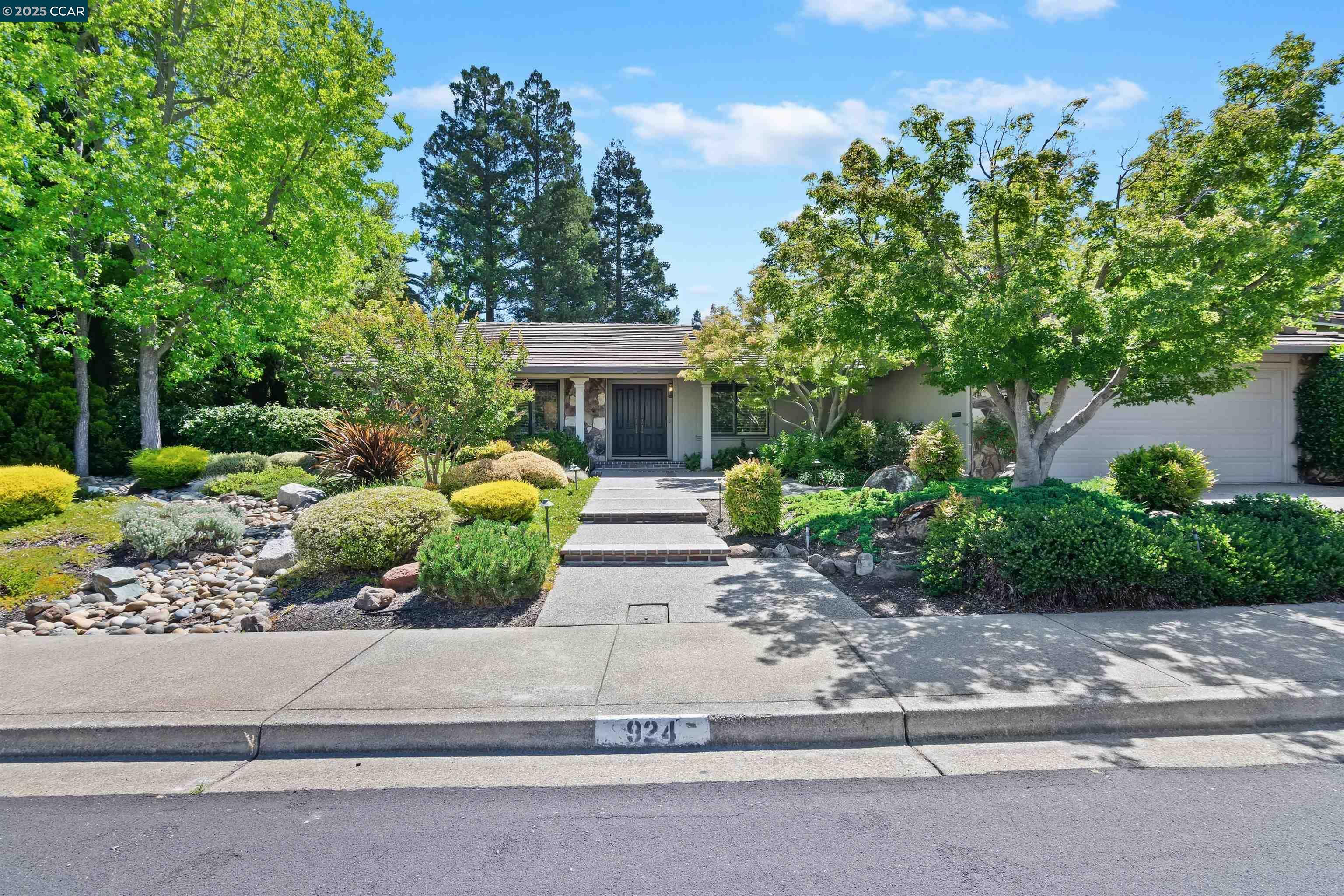 Property Photo: 924 Cheyenne Dr CA 94598