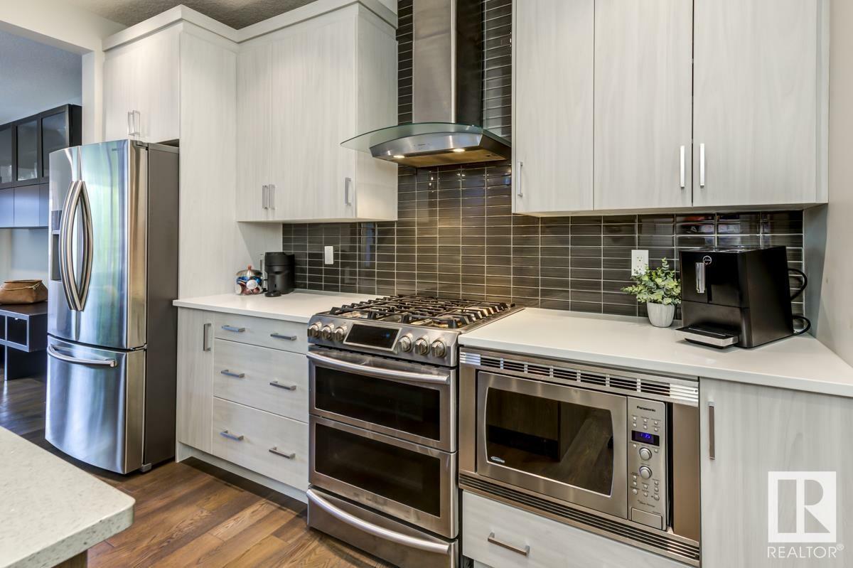 Photo de la propriété: 8727 77 Avenue NW AB T6C 0L6