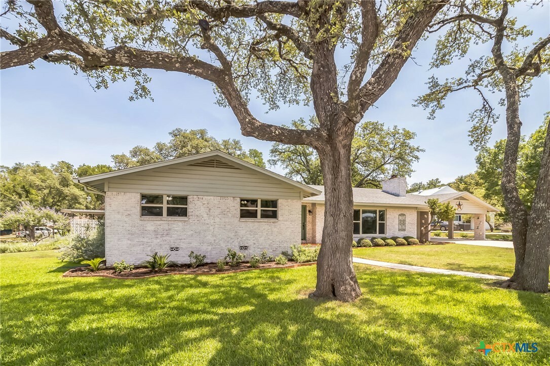 Property Photo: 102 Norcrest Drive TX 78666