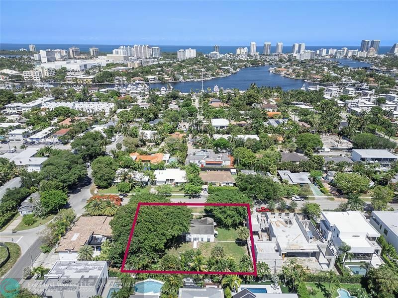 Property Photo: 739 N Victoria Park Rd FL 33304