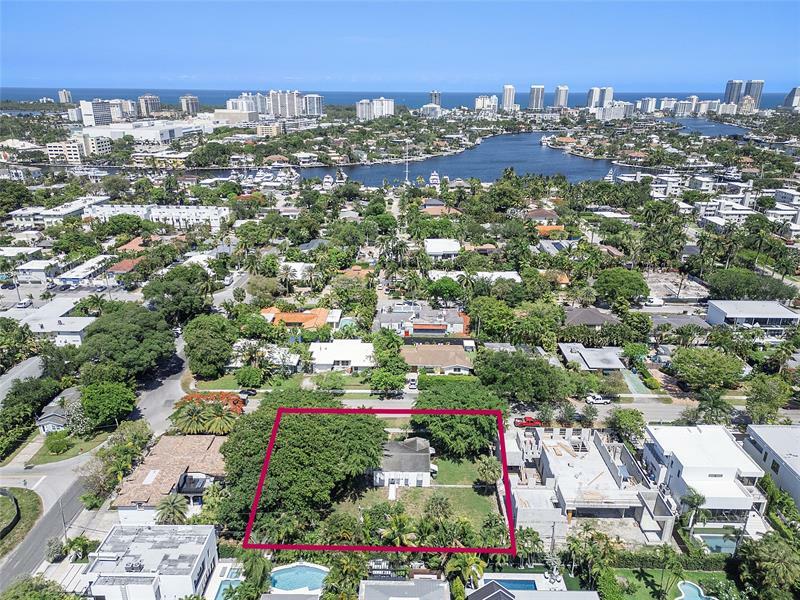 Property Photo: 743 N Victoria Park Rd FL 33304