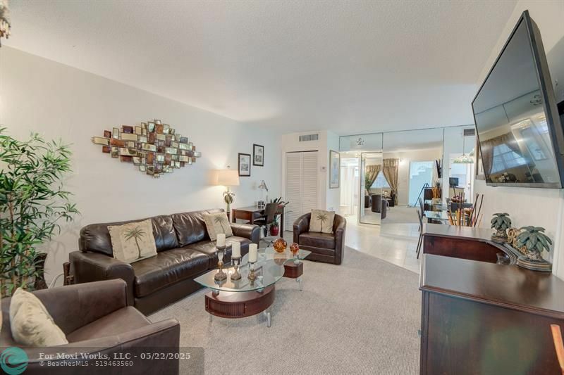 Property Photo: 2404 NE 33rd Ave 6 FL 33305