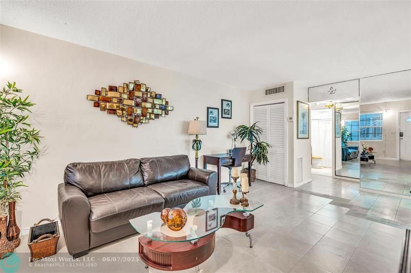 Property Photo: 2404 NE 33rd Ave 6 FL 33305