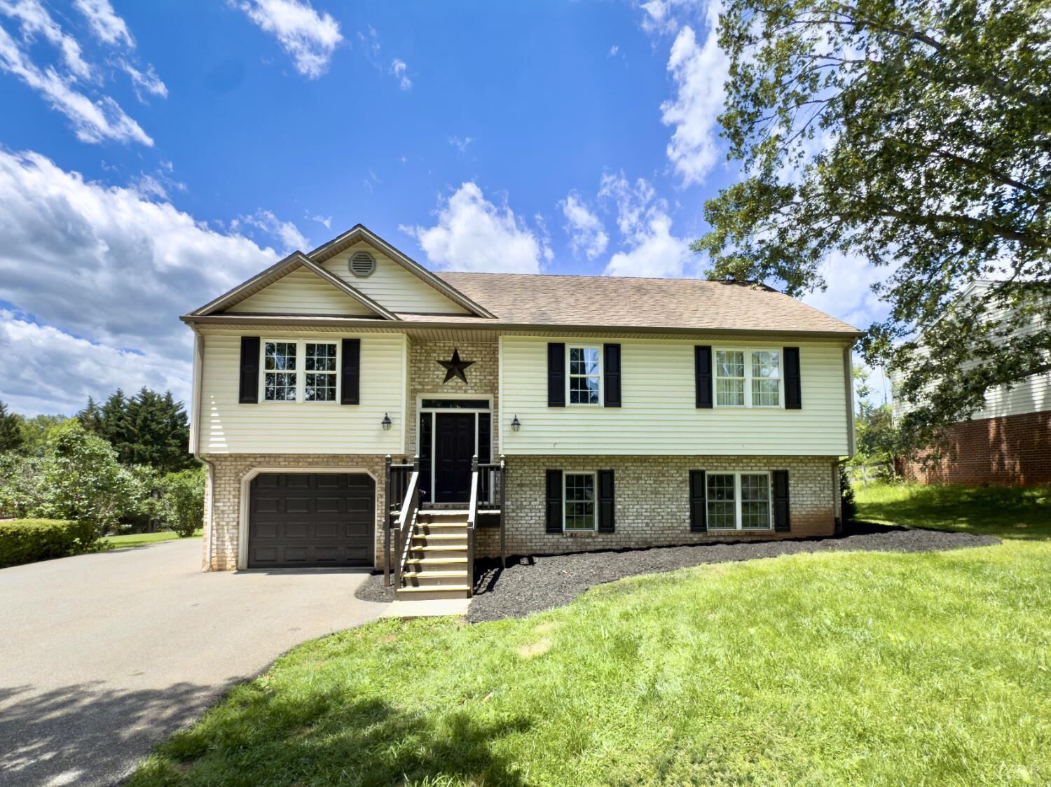 Property Photo: 1024 North York Lane VA 24503