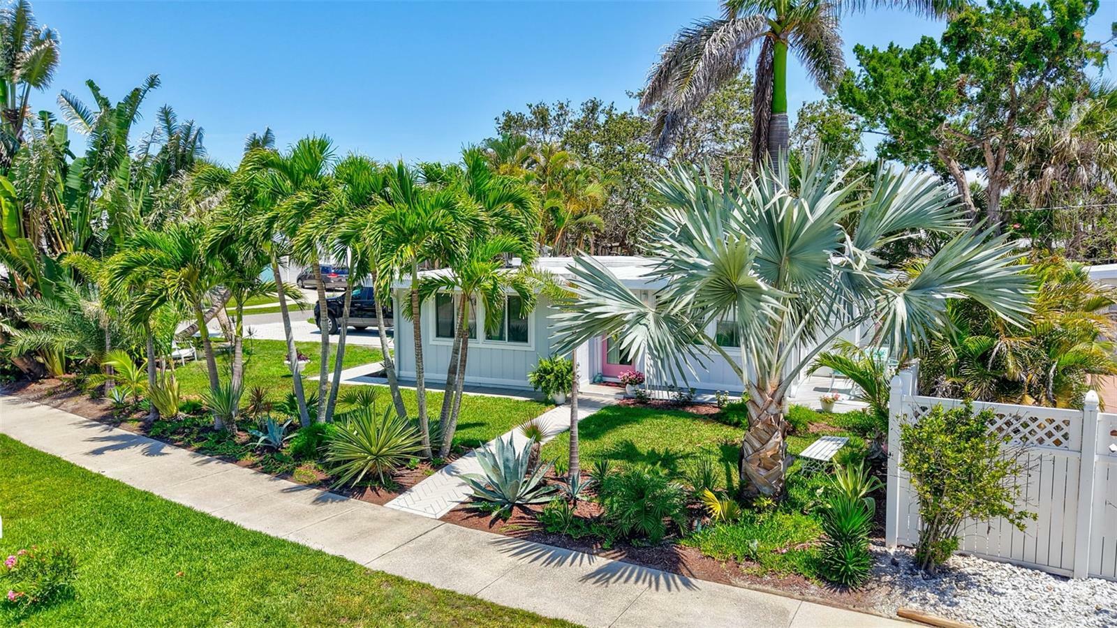 Property Photo:  643 Calle Del Otono  FL 34242 