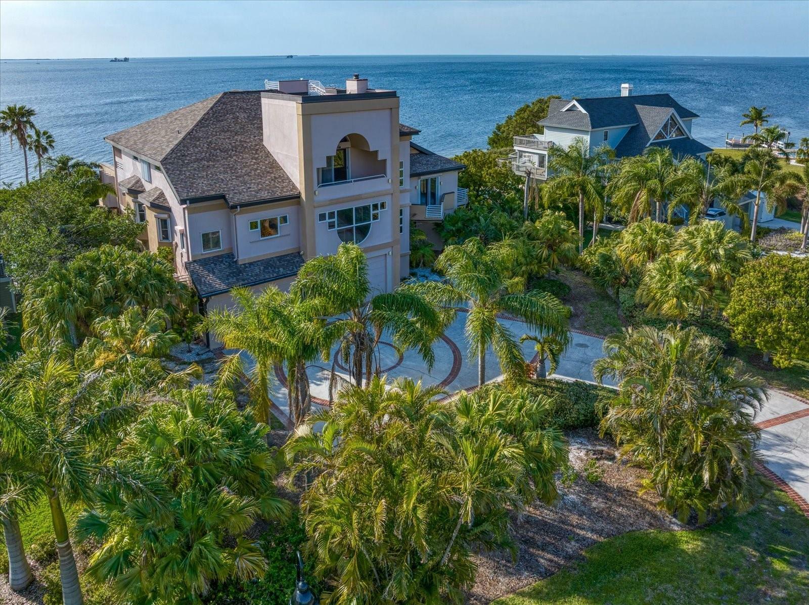 Property Photo: 812 Point Seaside Drive FL 34681