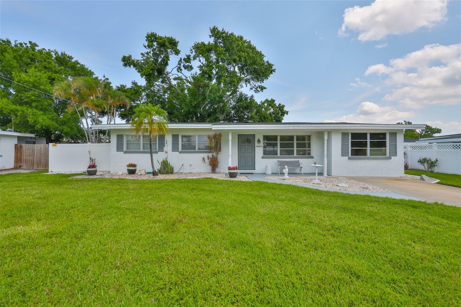 Property Photo: 513 Fairhope Drive FL 33572