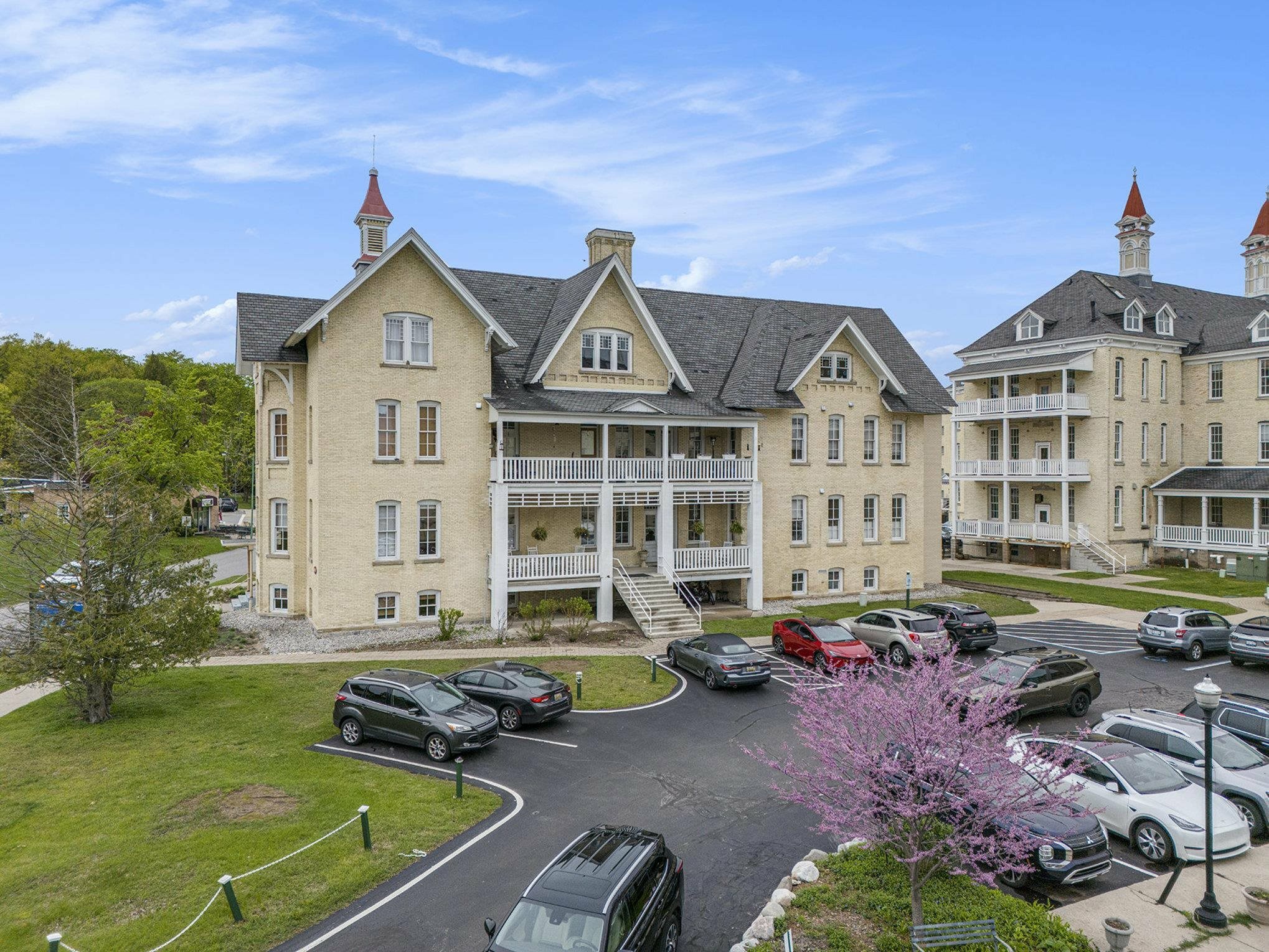 Property Photo: 810 Cottageview Drive 302 MI 49684