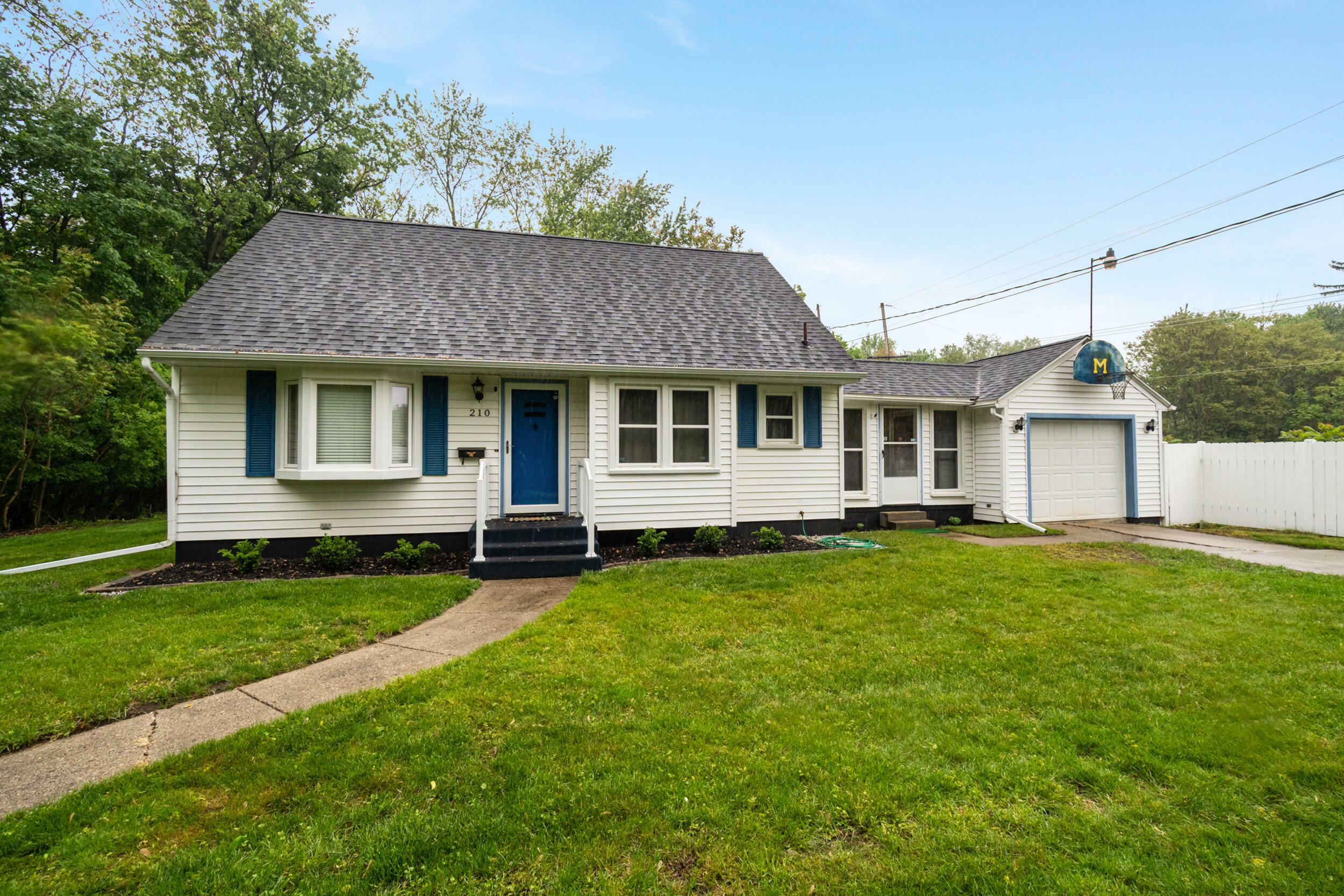 Property Photo: 210 E Palmer Avenue MI 49203