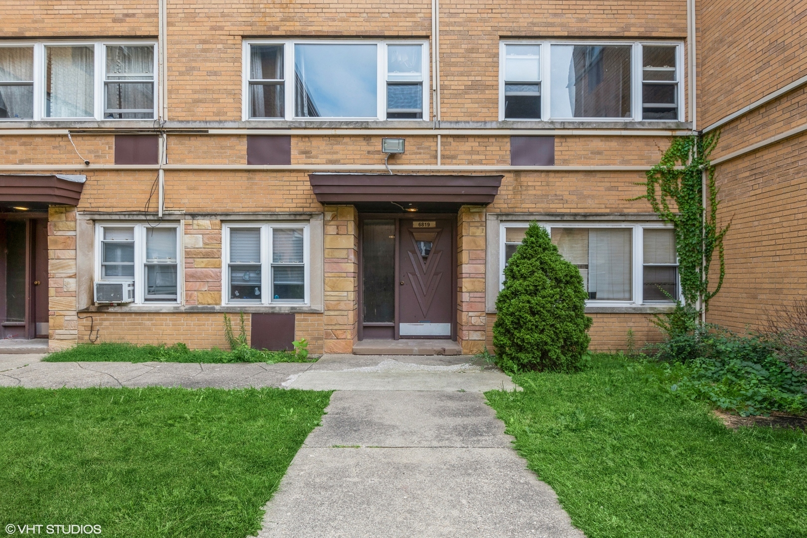 Property Photo: 6819 N Seeley Avenue 2A IL 60645