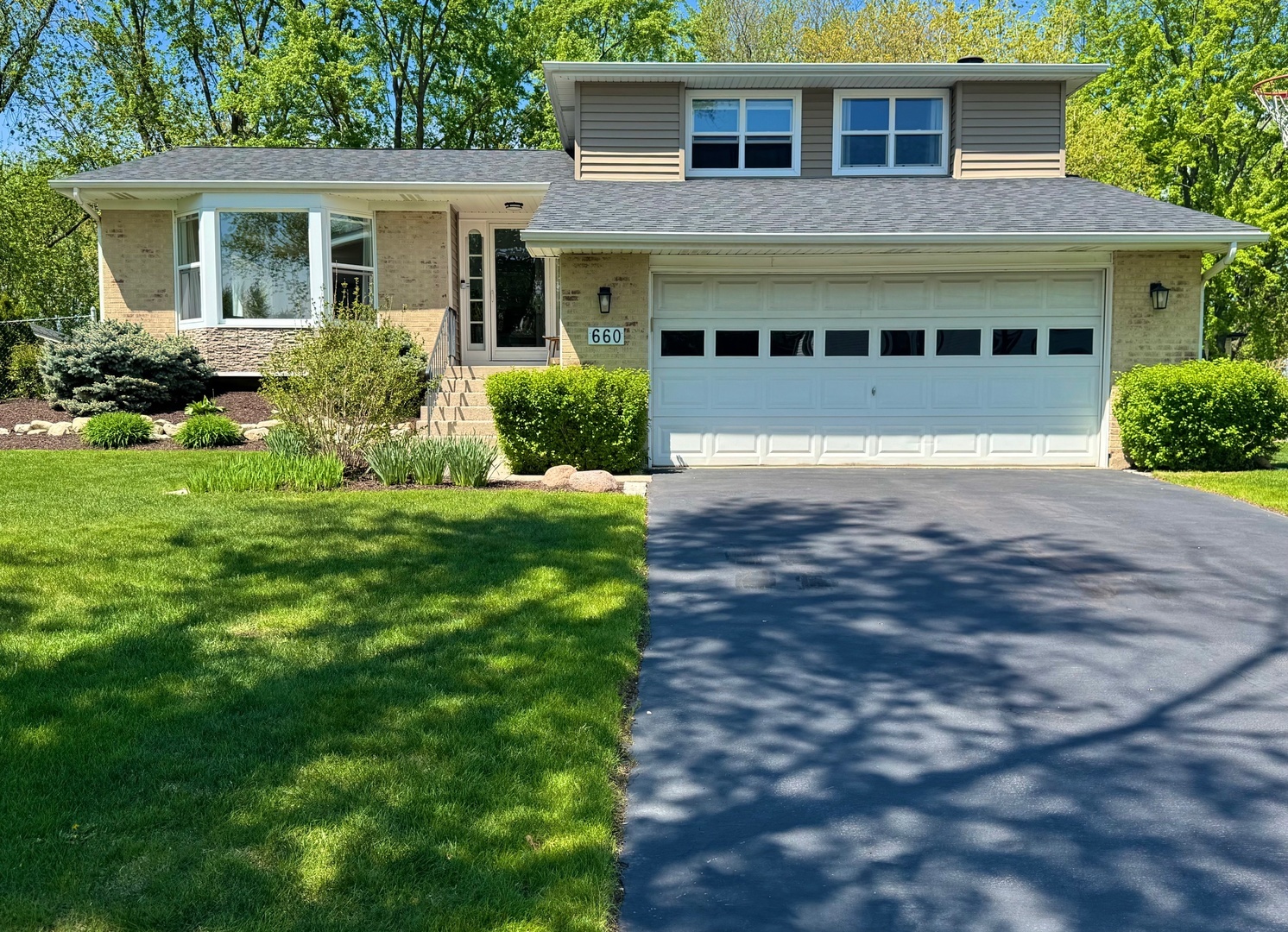 Property Photo: 660 Londonberry Lane IL 60440